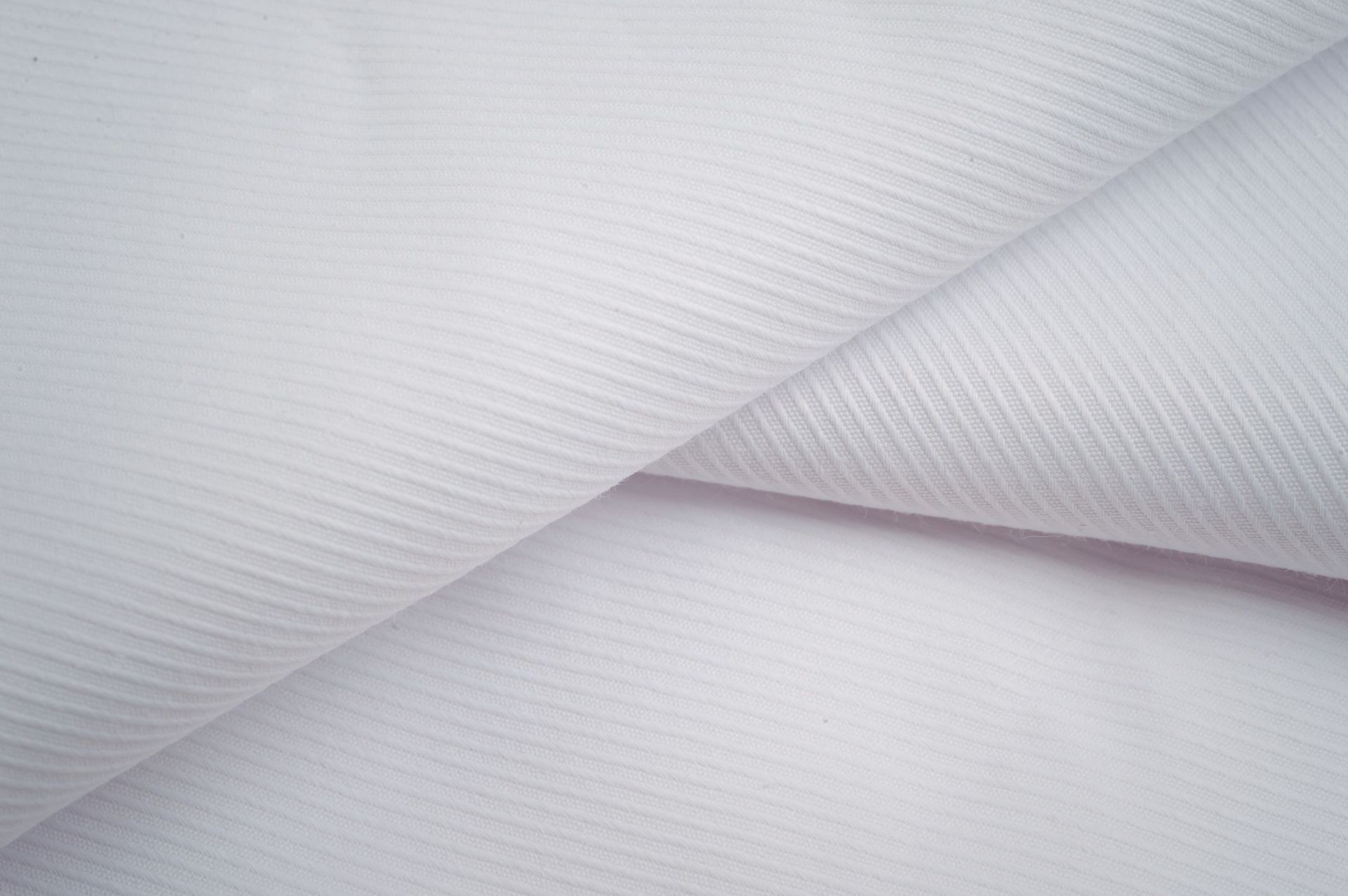 La tela de sarga de algodón blanco pesado gana popularidad en la industria de la moda
